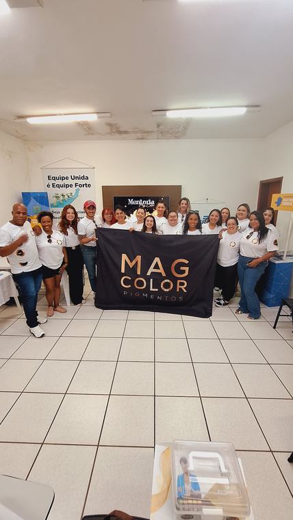 Grupo reunido com o banner Mag Color