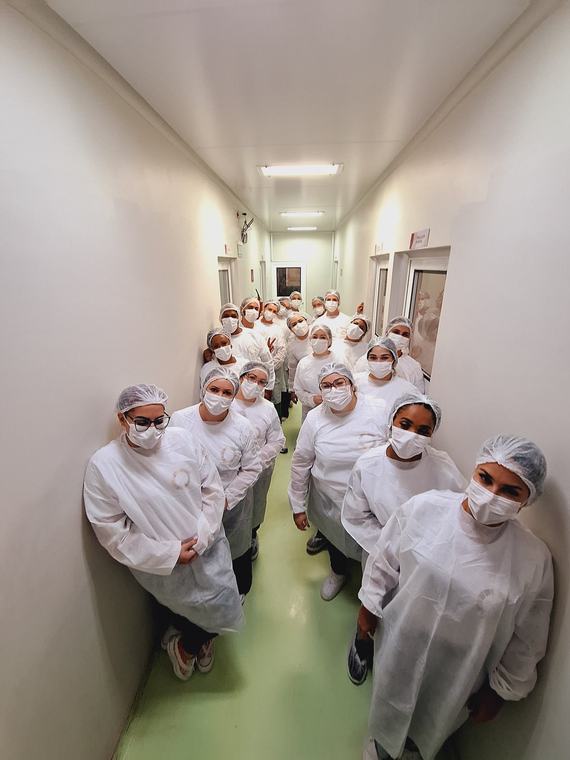Grupo entrando na área industrial