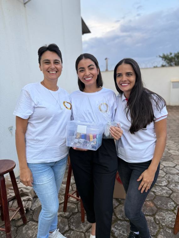Grupo celebrando a edição