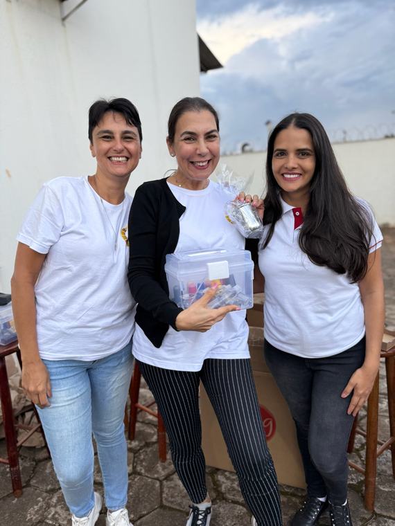 Participantes comemorando ao ar livre