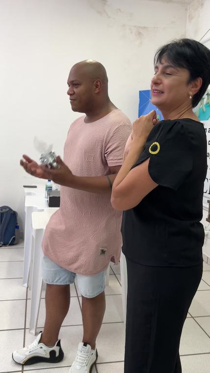 Roberto Batista conduzindo uma dinâmica com as artistas